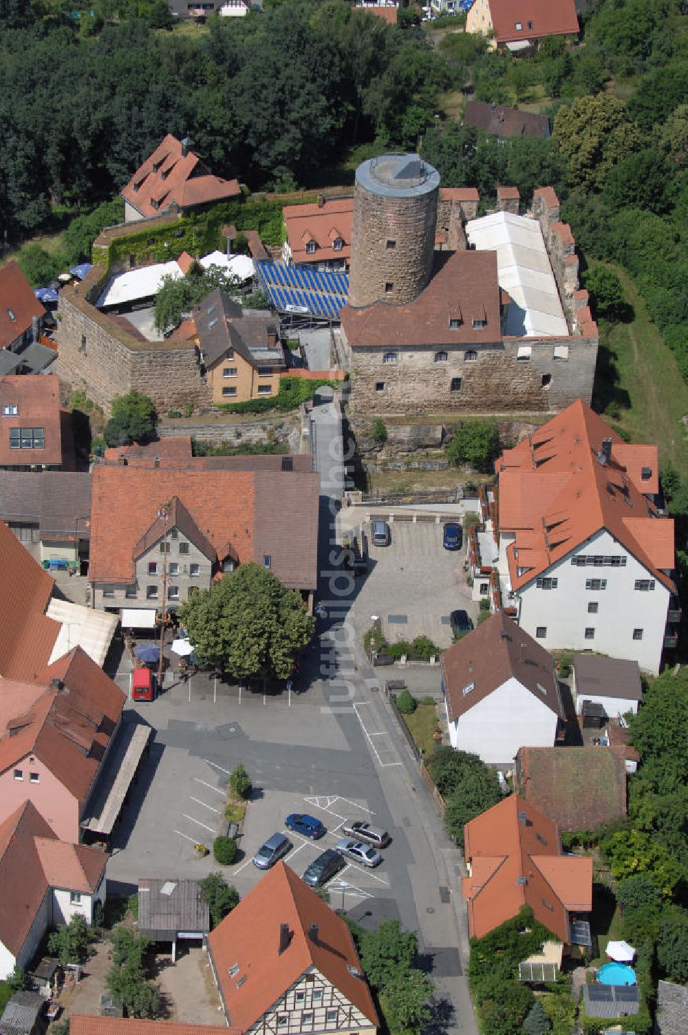 Burgthann von oben - Blick auf die Gemeinde Burgthann und die namensgebende Festung
