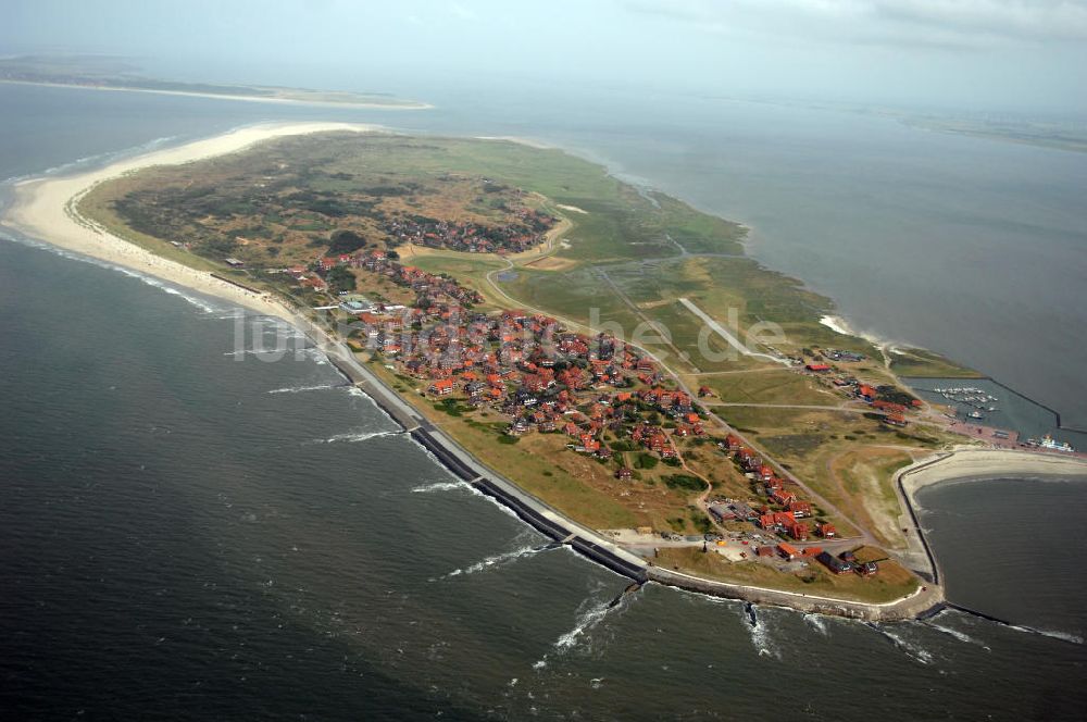 Baltrum aus der Vogelperspektive: Blick auf die Gemeinde und die Insel Baltrum