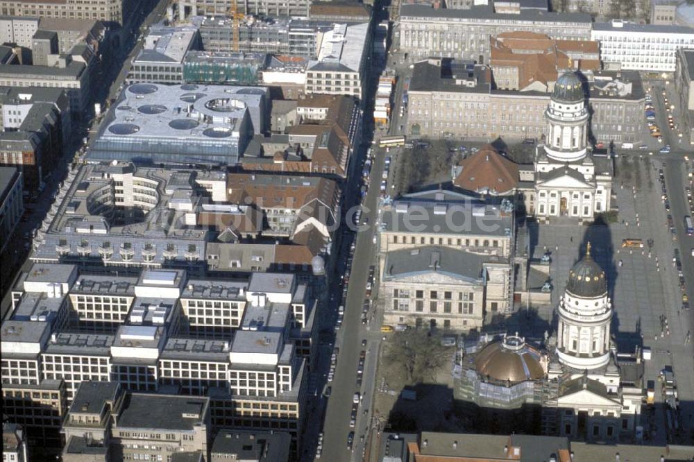 Luftbild Berlin - Blick auf den Gendarmenmarkt in Berlin-Mitte. 1995