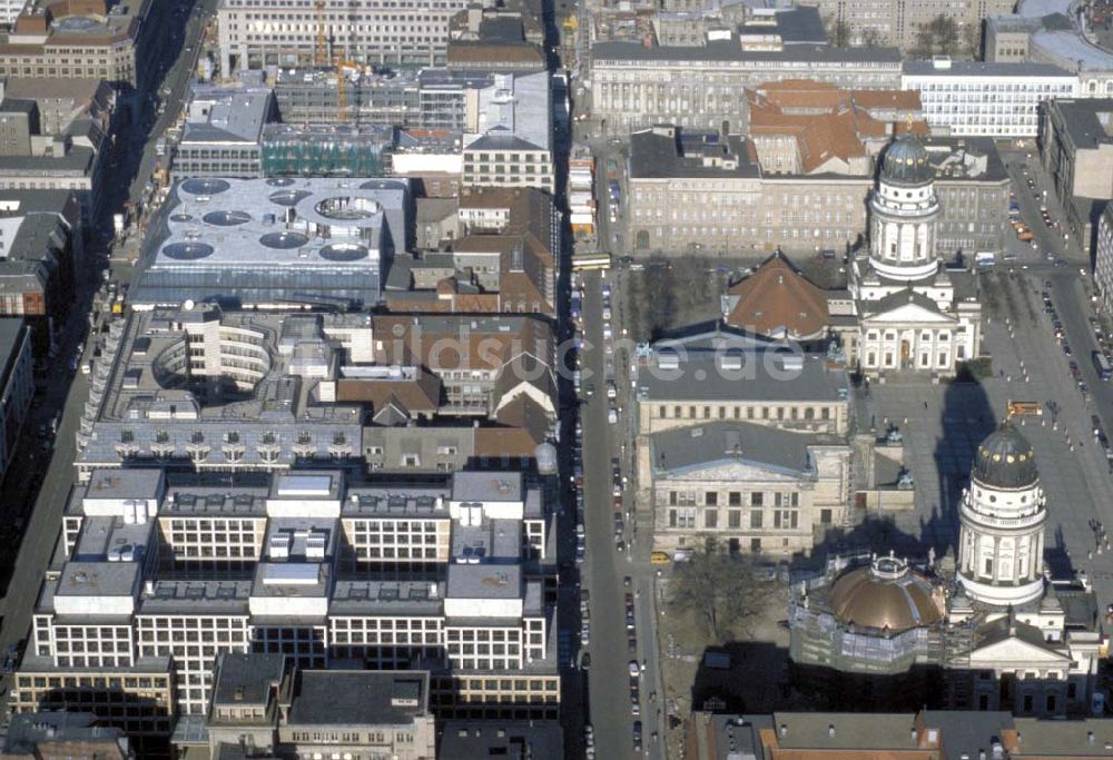 Luftaufnahme Berlin - Blick auf den Gendarmenmarkt in Berlin-Mitte. 1995