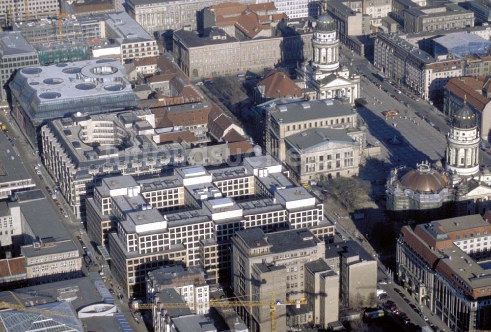 Berlin aus der Vogelperspektive: Blick auf den Gendarmenmarkt in Berlin-Mitte. 1995