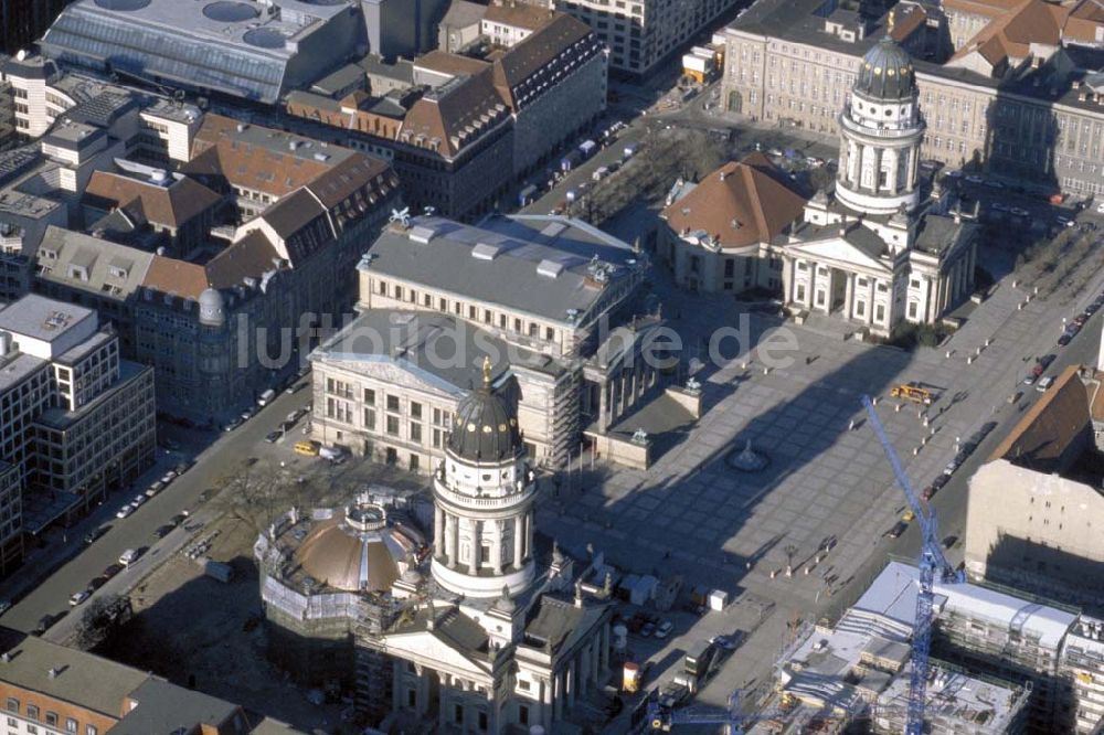 Luftbild Berlin - Blick auf den Gendarmenmarkt in Berlin-Mitte. 1995