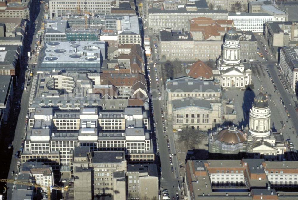 Luftaufnahme Berlin - Blick auf den Gendarmenmarkt in Berlin-Mitte. 1995