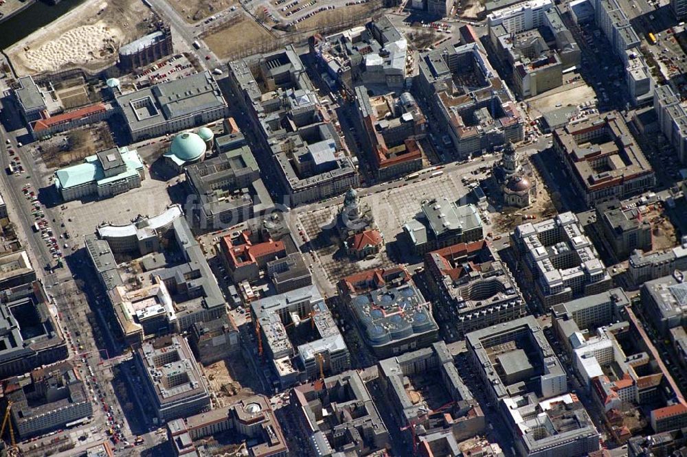 Luftaufnahme Berlin - Blick auf den Gendarmenmarkt in Berlin-Mitte. 1995