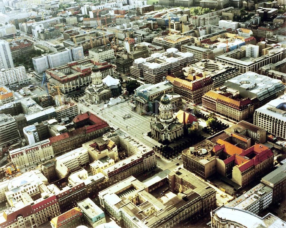 Luftbild Berlin - Blick auf den Gendarmenmarkt mit dem Deutschen und Französischen Dom an der Friedrichstraße in Berlin-Mitte.