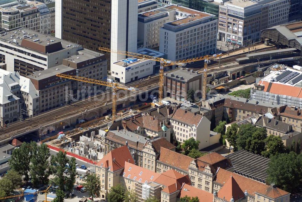 Berlin aus der Vogelperspektive: Blick auf die Georgestraße S-Bhf. Friedrichstraße