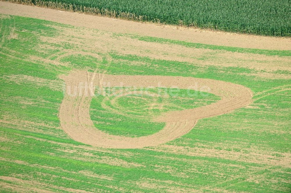 Auerschütz aus der Vogelperspektive: Blick auf gepflügtes Herz auf einem Feld bei Auerschütz im Bundesland Sachsen