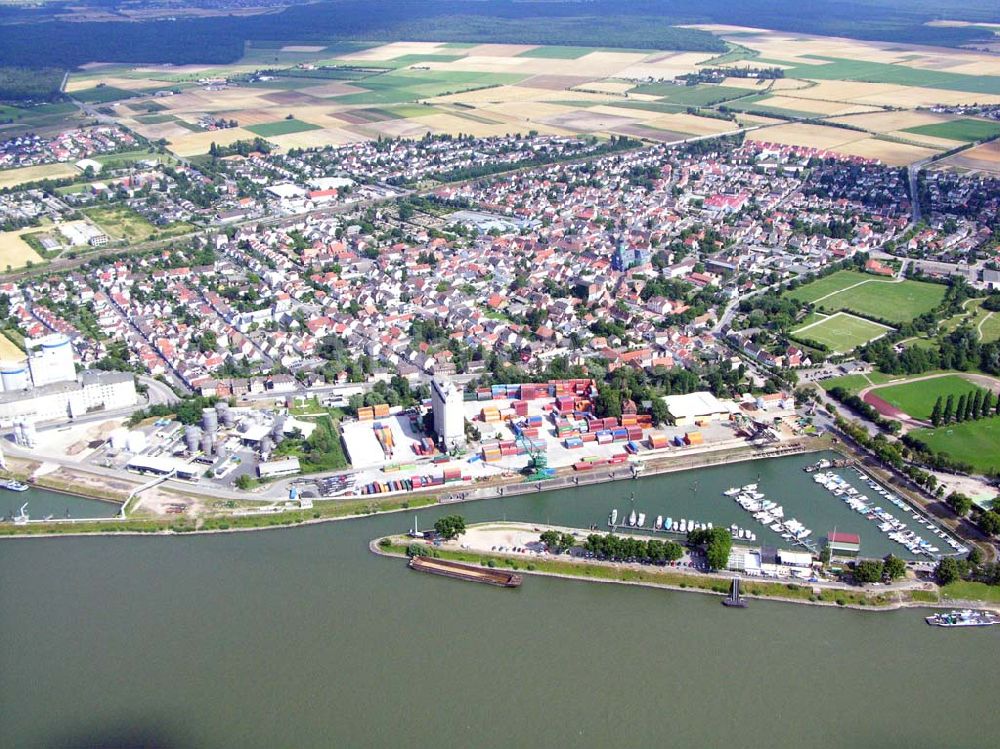 Gernsheim / Hessen aus der Vogelperspektive: Blick auf Gernsheim (Rhein) mit der Hafenanlagen am Rhein.