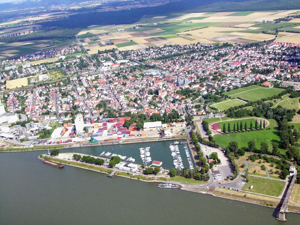 Luftbild Gernsheim / Hessen - Blick auf Gernsheim (Rhein) mit der Hafenanlagen am Rhein.