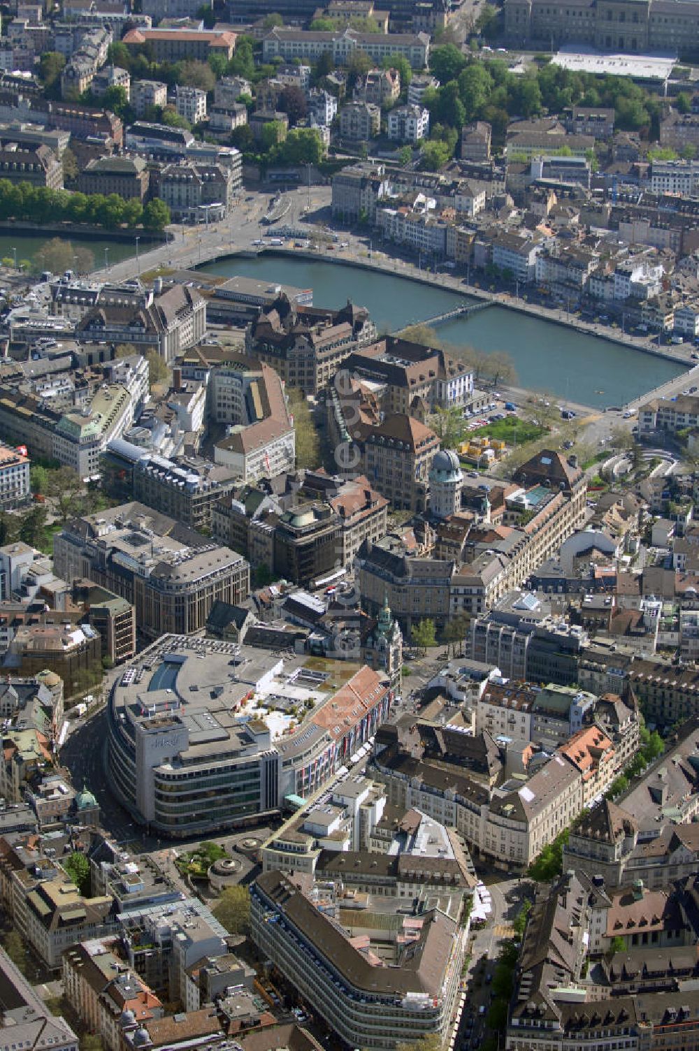 Luftbild Zürich - Blick auf das Geschäftsviertel an der Bahnhofstrasse / Uraniastrasse in Zürich