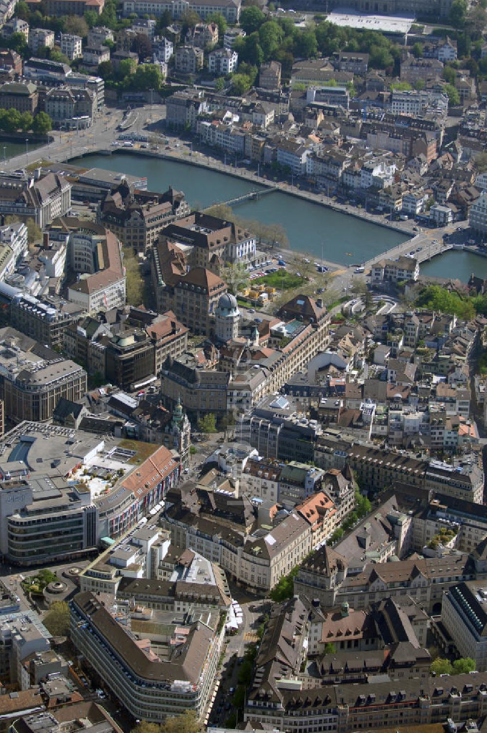 Luftaufnahme Zürich - Blick auf das Geschäftsviertel an der Bahnhofstrasse / Uraniastrasse in Zürich