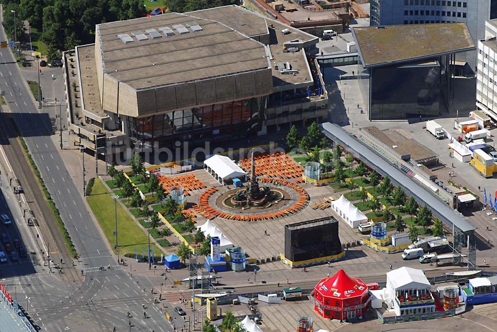 Luftaufnahme Leipzig - Blick auf das Gewandhaus zu Leipzig und den Mende-Brunnen am Augustusplatz