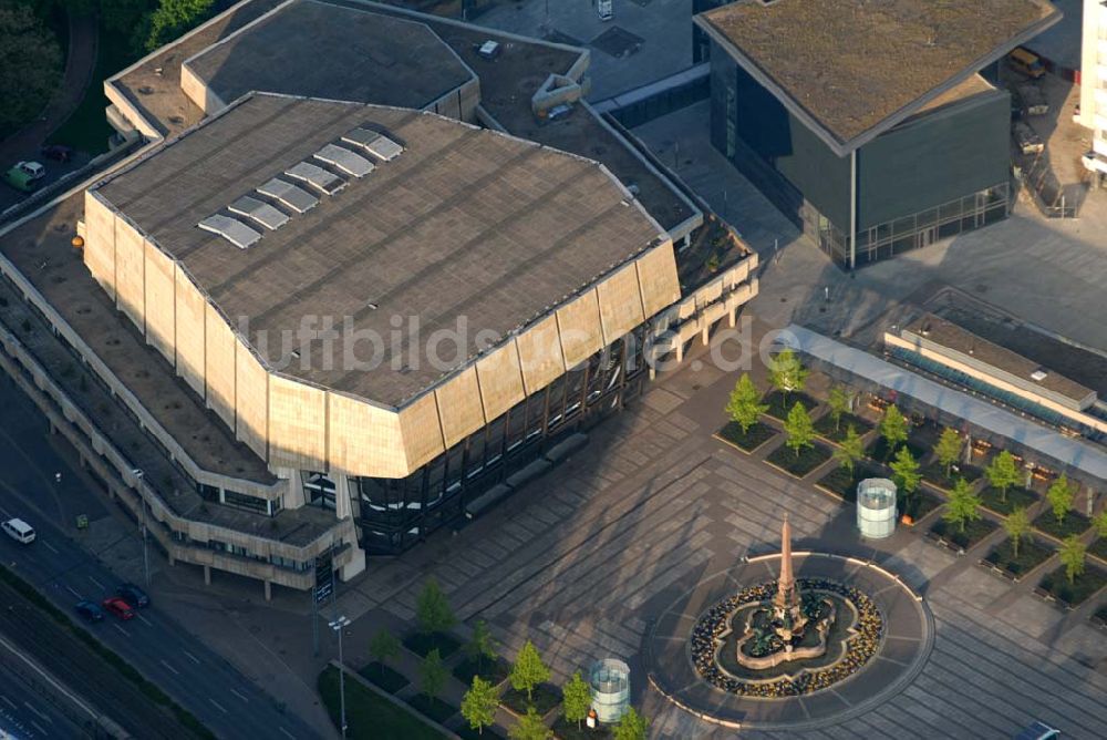 Leipzig von oben - Blick auf das Gewandhaus zu Leipzig und den Mende-Brunnen am Augustusplatz