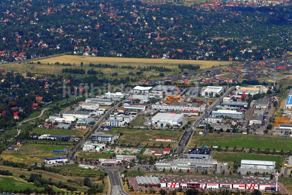 Mönchsheim aus der Vogelperspektive: Blick auf das Gewerbegebiet Hoppegarten an der B1 in Brandeburg mit dem HELLWEG Baumarkt im Vordergrund.g