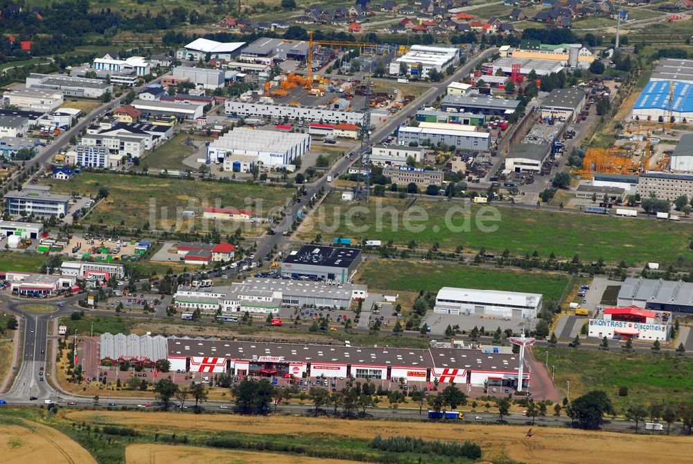 Luftbild Mönchsheim - Blick auf das Gewerbegebiet Hoppegarten an der B1 in Brandeburg mit dem HELLWEG Baumarkt im Vordergrund.g