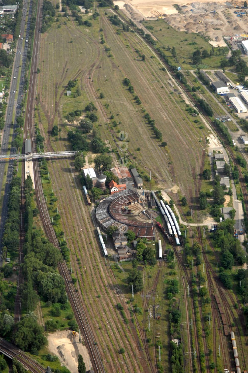 Luftbild Berlin - Blick auf das Gleisnetz am Betriebsbahnhof Schöneweide