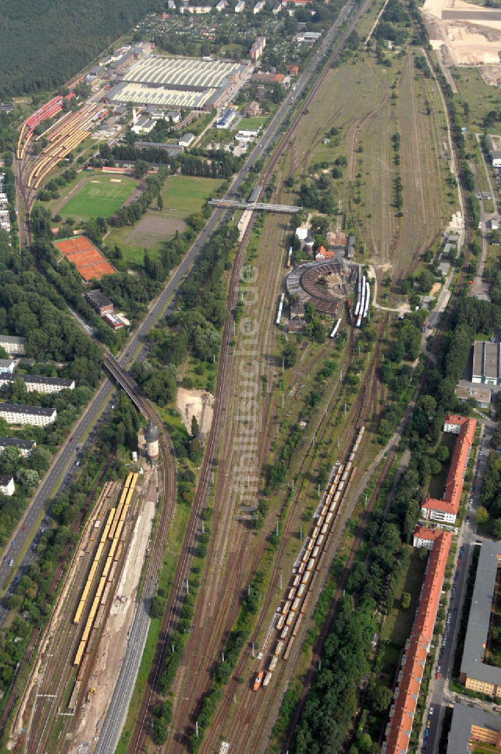 Luftaufnahme Berlin - Blick auf das Gleisnetz am Betriebsbahnhof Schöneweide