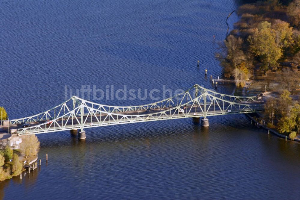 Potsdam aus der Vogelperspektive: Blick auf die Glienicker Brücke (Agentenbrücke)