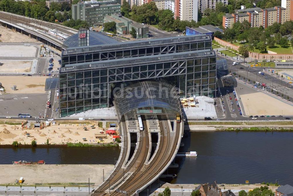 Luftbild Berlin - Blick auf die gläserne Halle des neuen Hauptbahnhofs (Lehrter Bahnhof)