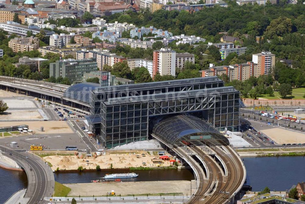 Luftaufnahme Berlin - Blick auf die gläserne Halle des neuen Hauptbahnhofs (Lehrter Bahnhof)