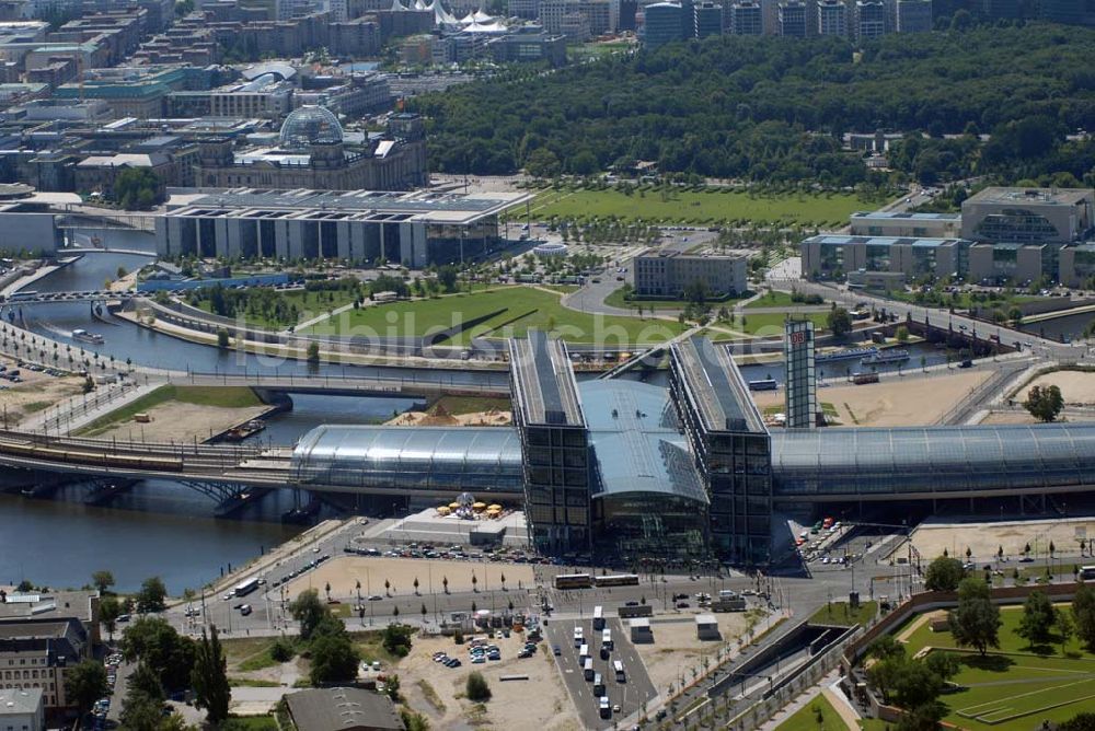 Berlin von oben - Blick auf die gläserne Halle des neuen Hauptbahnhofs (Lehrter Bahnhof)