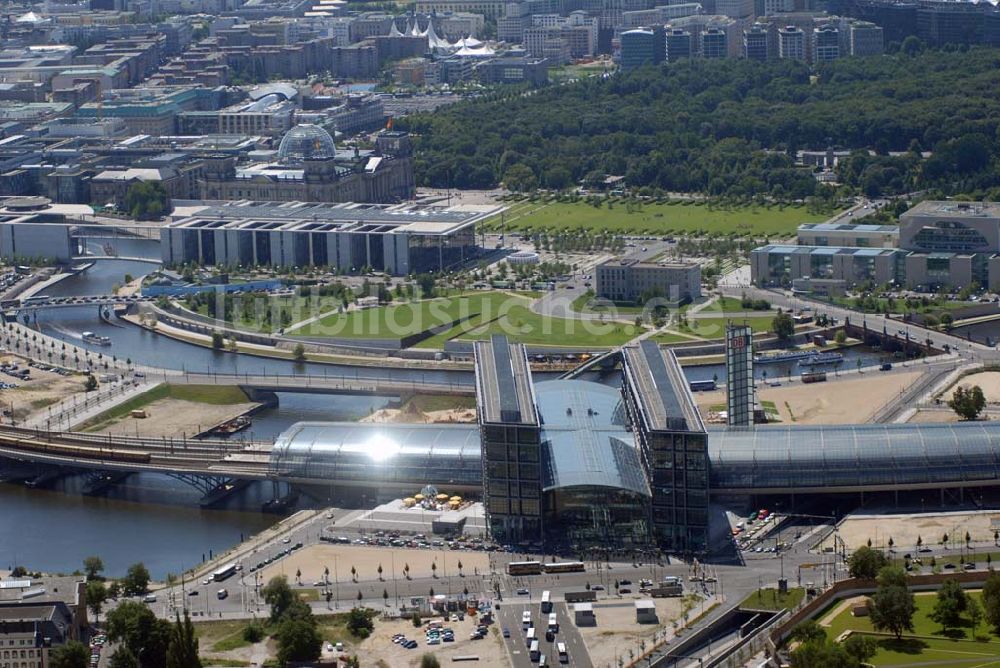 Berlin aus der Vogelperspektive: Blick auf die gläserne Halle des neuen Hauptbahnhofs (Lehrter Bahnhof)