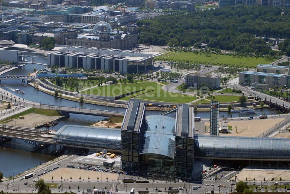 Luftaufnahme Berlin - Blick auf die gläserne Halle des neuen Hauptbahnhofs (Lehrter Bahnhof)