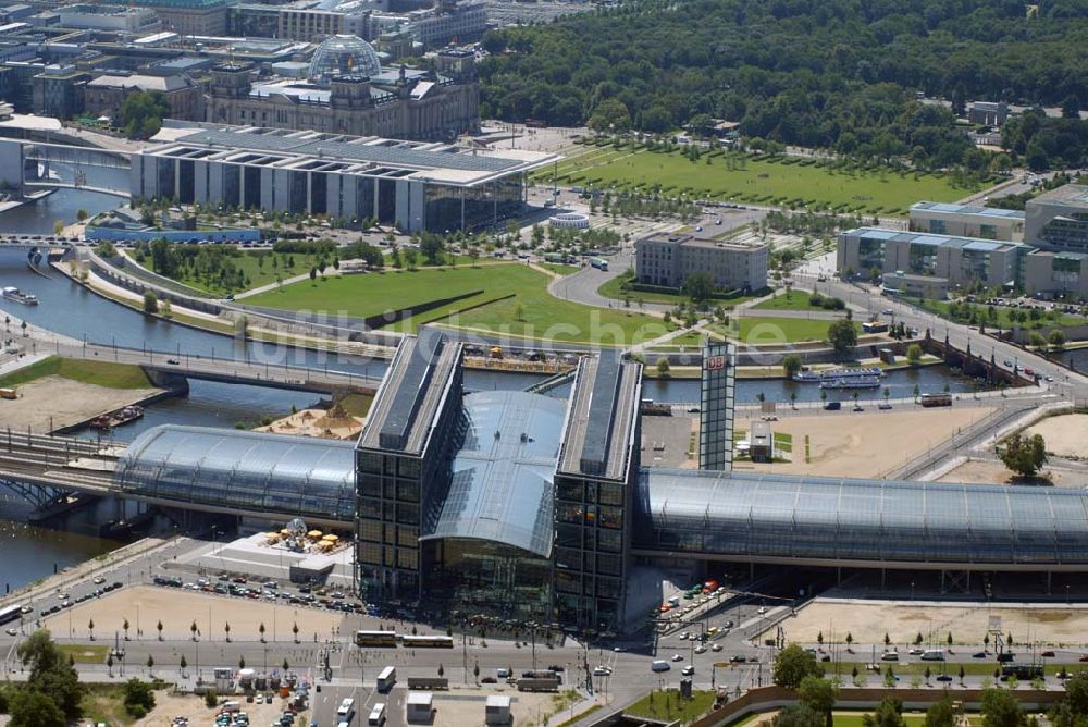 Berlin von oben - Blick auf die gläserne Halle des neuen Hauptbahnhofs (Lehrter Bahnhof)