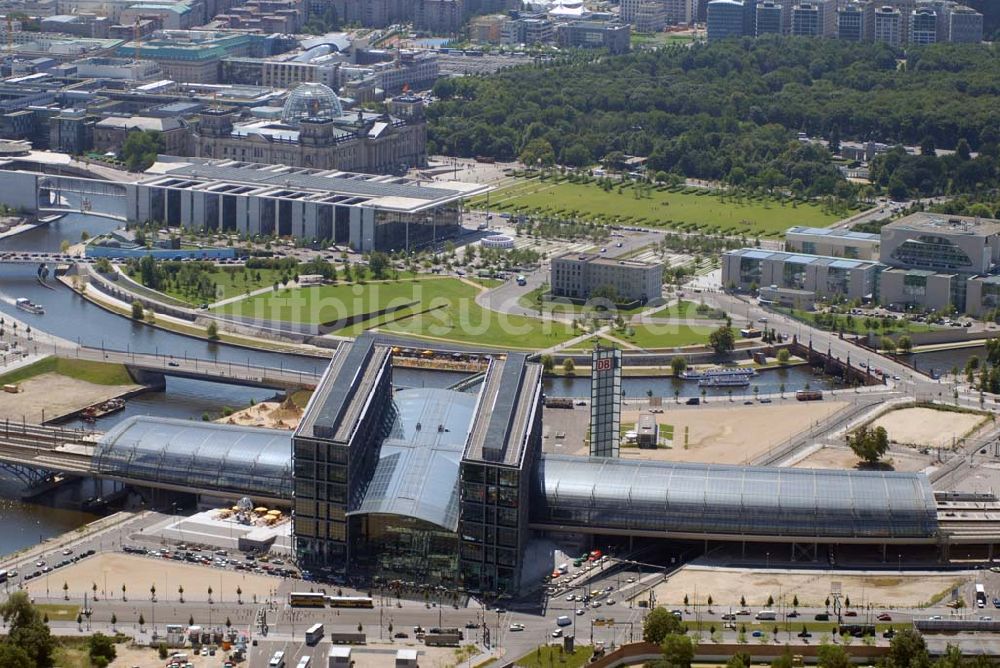 Berlin aus der Vogelperspektive: Blick auf die gläserne Halle des neuen Hauptbahnhofs (Lehrter Bahnhof)