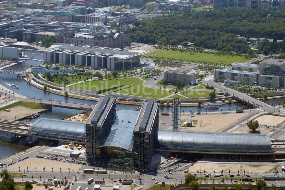 Luftbild Berlin - Blick auf die gläserne Halle des neuen Hauptbahnhofs (Lehrter Bahnhof)