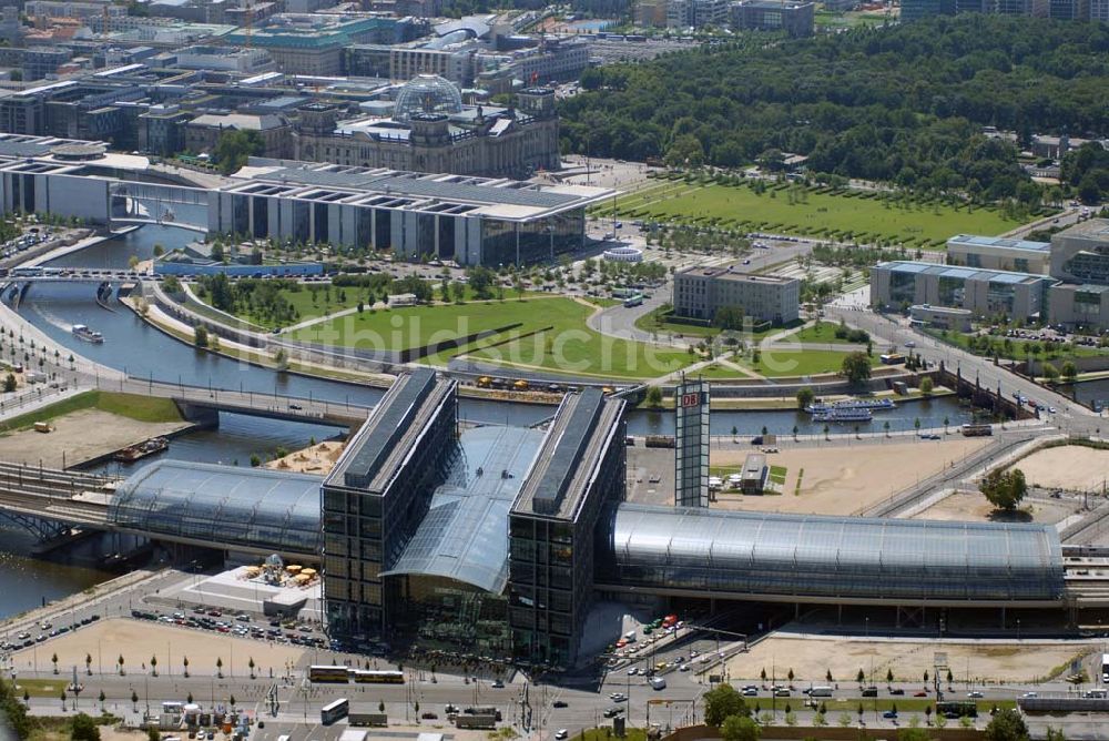 Luftaufnahme Berlin - Blick auf die gläserne Halle des neuen Hauptbahnhofs (Lehrter Bahnhof)