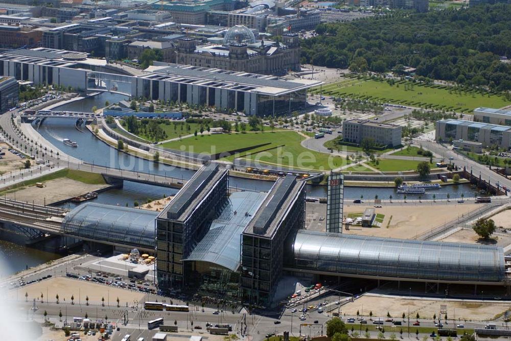 Berlin von oben - Blick auf die gläserne Halle des neuen Hauptbahnhofs (Lehrter Bahnhof)