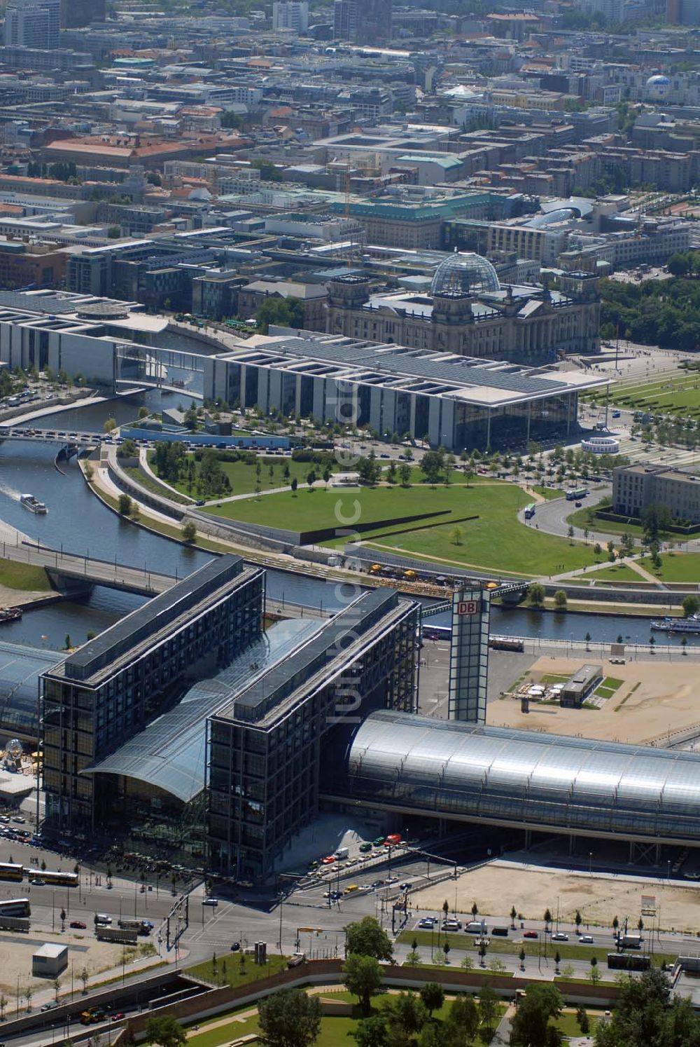 Luftbild Berlin - Blick auf die gläserne Halle des neuen Hauptbahnhofs (Lehrter Bahnhof)