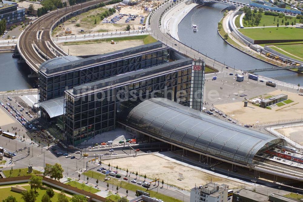 Luftaufnahme Berlin - Blick auf die gläserne Halle des neuen Hauptbahnhofs (Lehrter Bahnhof)