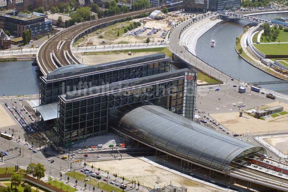 Berlin aus der Vogelperspektive: Blick auf die gläserne Halle des neuen Hauptbahnhofs (Lehrter Bahnhof)