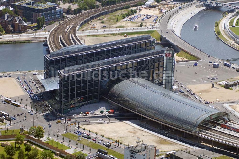 Luftbild Berlin - Blick auf die gläserne Halle des neuen Hauptbahnhofs (Lehrter Bahnhof)