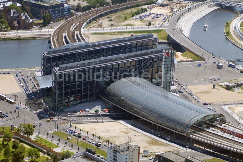 Luftaufnahme Berlin - Blick auf die gläserne Halle des neuen Hauptbahnhofs (Lehrter Bahnhof)