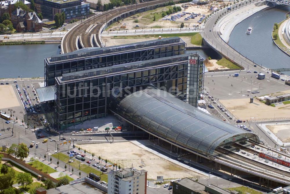 Berlin von oben - Blick auf die gläserne Halle des neuen Hauptbahnhofs (Lehrter Bahnhof)