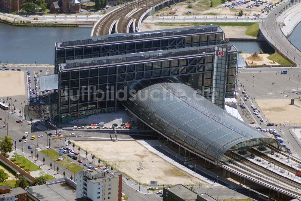 Berlin aus der Vogelperspektive: Blick auf die gläserne Halle des neuen Hauptbahnhofs (Lehrter Bahnhof)