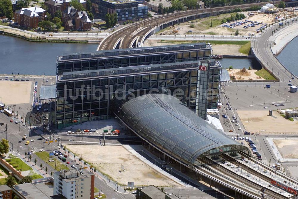 Luftbild Berlin - Blick auf die gläserne Halle des neuen Hauptbahnhofs (Lehrter Bahnhof)