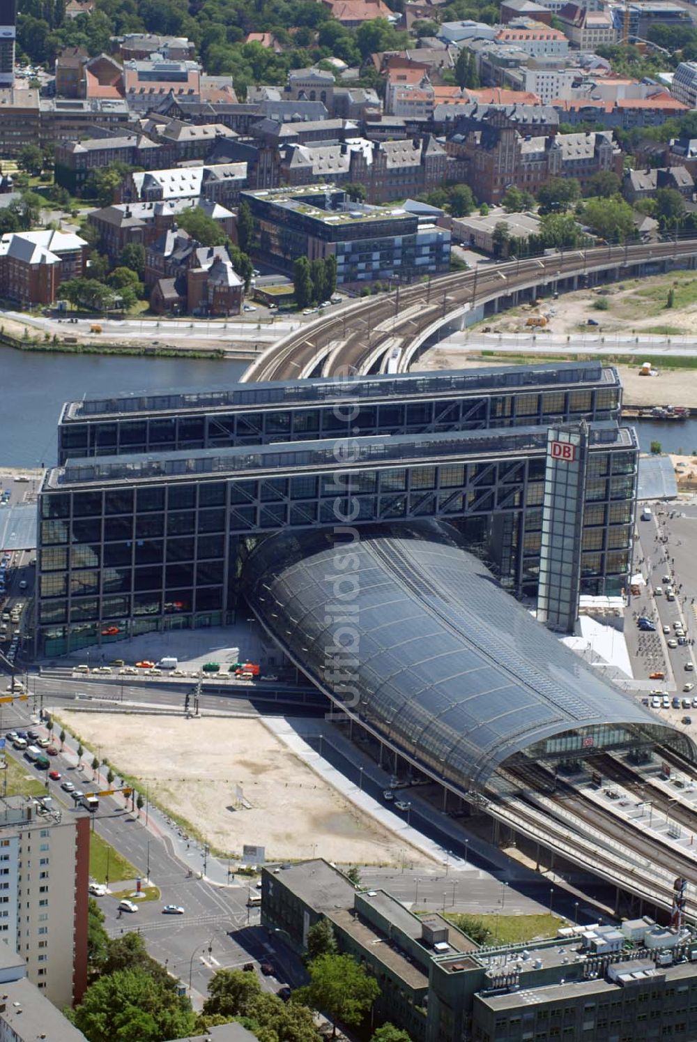 Luftaufnahme Berlin - Blick auf die gläserne Halle des neuen Hauptbahnhofs (Lehrter Bahnhof)