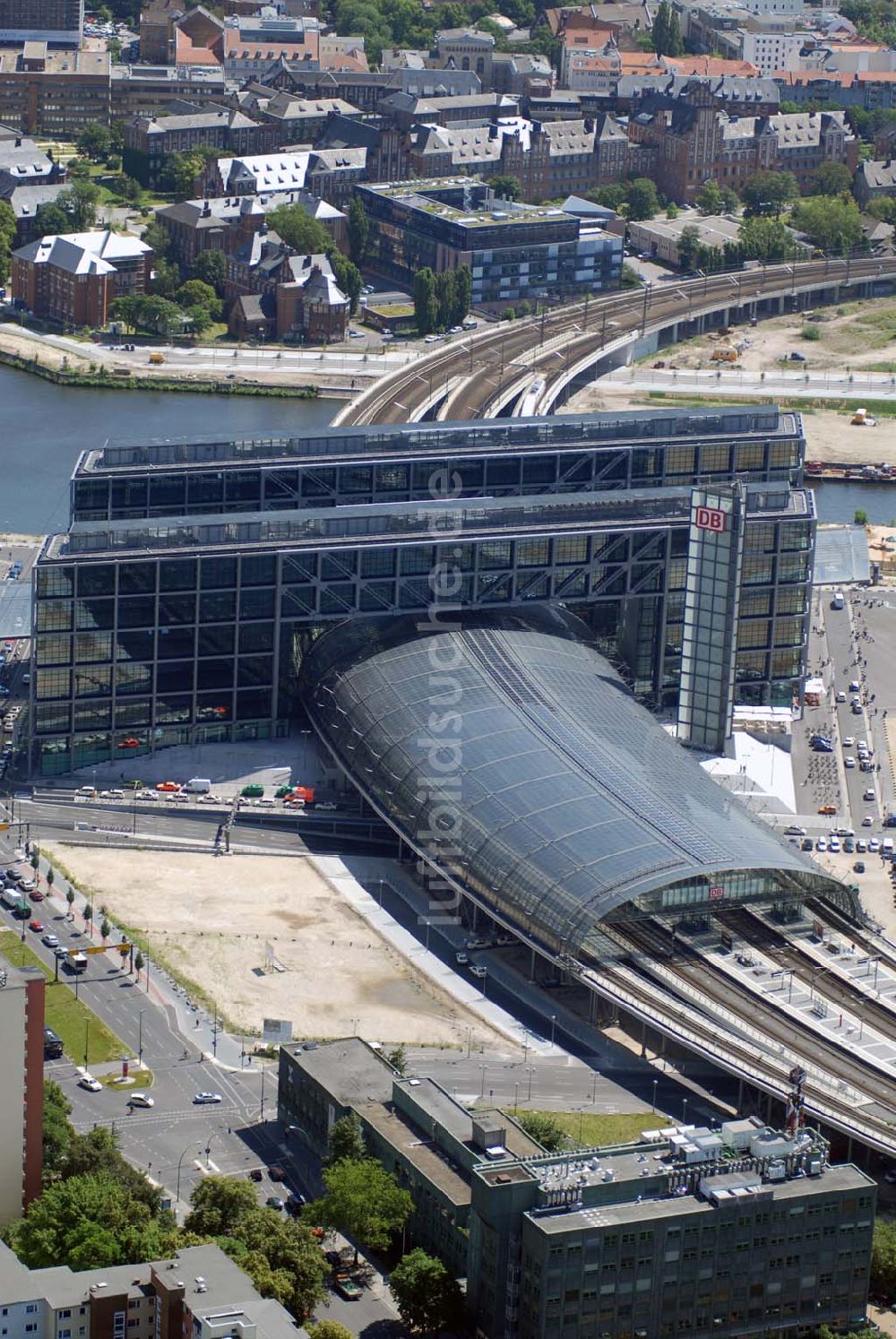 Berlin von oben - Blick auf die gläserne Halle des neuen Hauptbahnhofs (Lehrter Bahnhof)