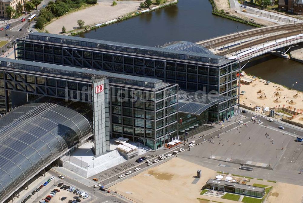 Berlin aus der Vogelperspektive: Blick auf die gläserne Halle des neuen Hauptbahnhofs (Lehrter Bahnhof)