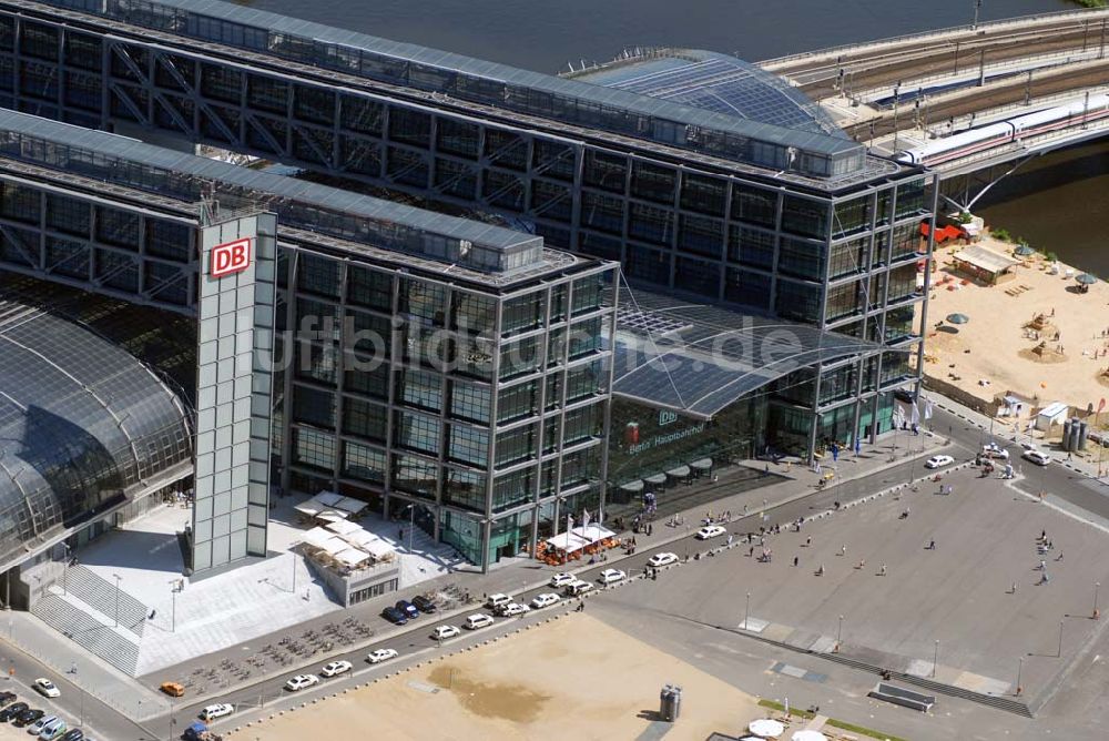 Luftbild Berlin - Blick auf die gläserne Halle des neuen Hauptbahnhofs (Lehrter Bahnhof)