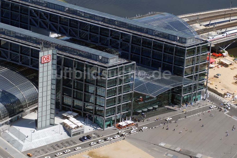 Luftaufnahme Berlin - Blick auf die gläserne Halle des neuen Hauptbahnhofs (Lehrter Bahnhof)