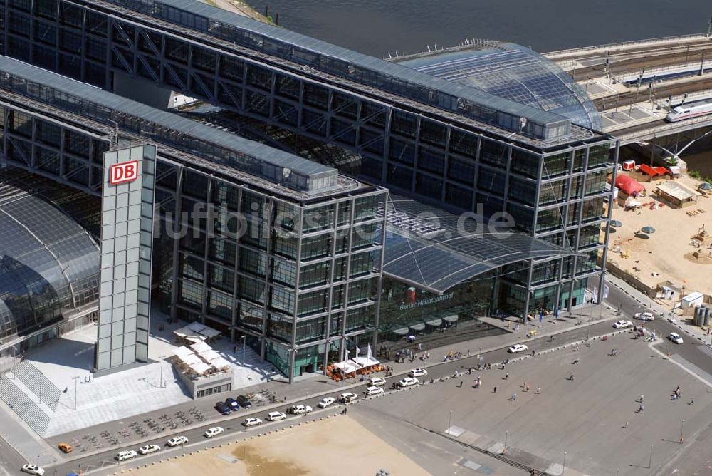 Berlin von oben - Blick auf die gläserne Halle des neuen Hauptbahnhofs (Lehrter Bahnhof)