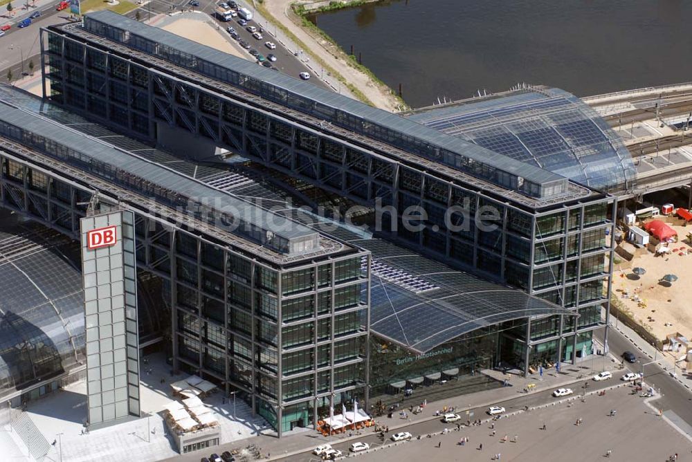 Luftbild Berlin - Blick auf die gläserne Halle des neuen Hauptbahnhofs (Lehrter Bahnhof)