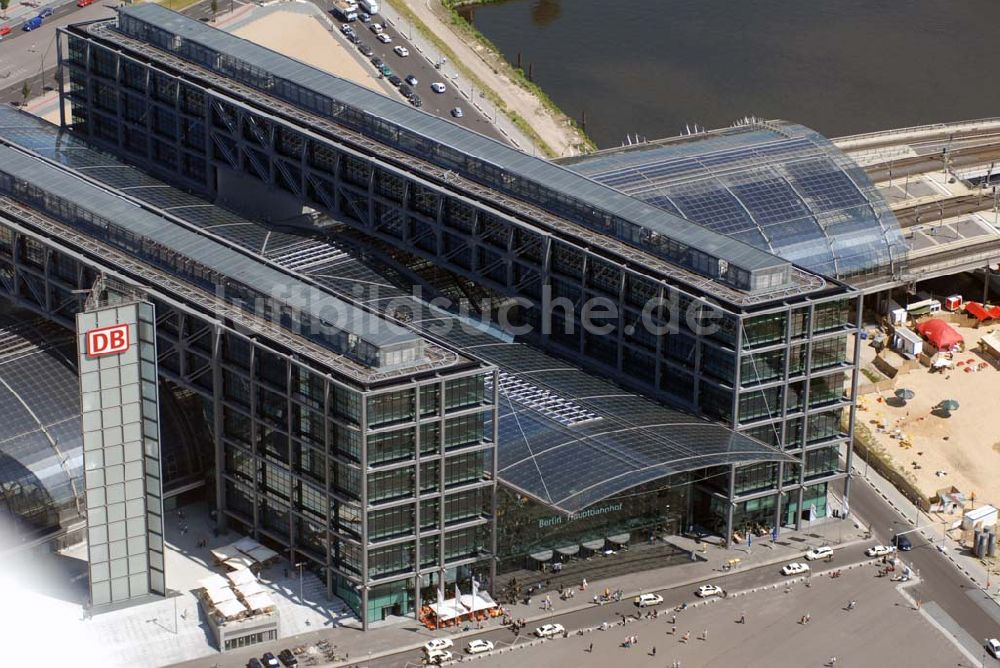 Luftaufnahme Berlin - Blick auf die gläserne Halle des neuen Hauptbahnhofs (Lehrter Bahnhof)