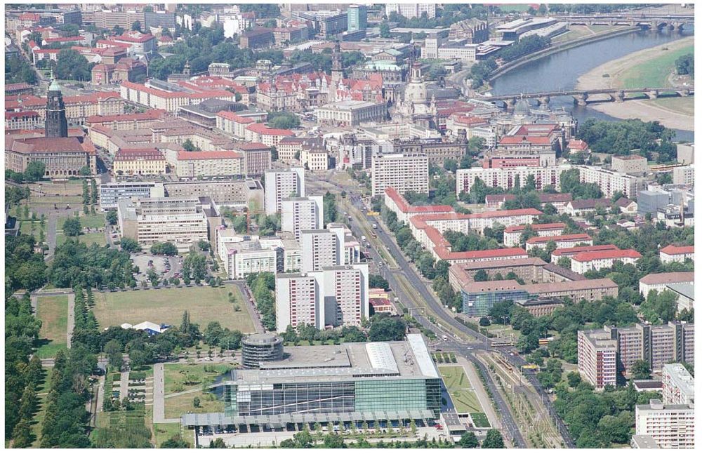 Dresden aus der Vogelperspektive: Blick auf die gläserne Manufaktur in Dresden