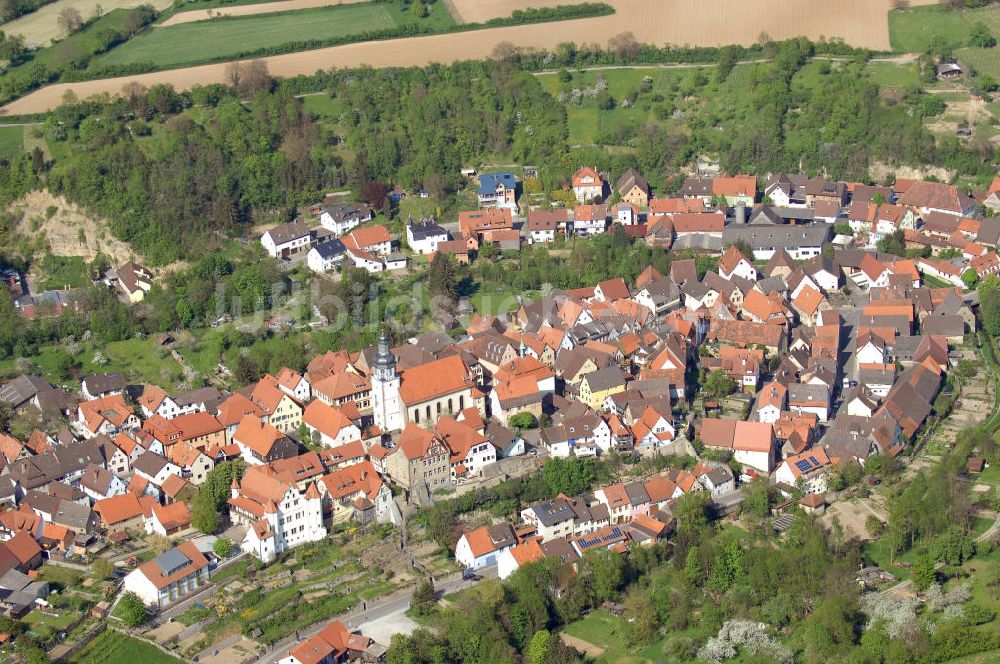 Gochsheim aus der Vogelperspektive: Blick auf Gochsheim mit der St. Martinskirche sowie dem Rathaus